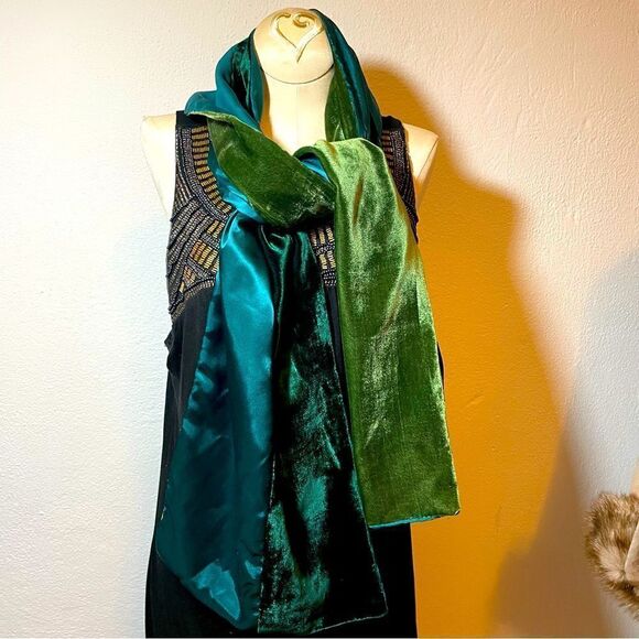 Green velvet satin lined oblong scarf - Picture 1 of 5